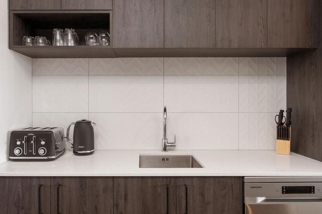 Stylish Brand New Sunny 3Bdrm 3Bth Garage Sleeps 6 Apartment Christchurch Bagian luar foto