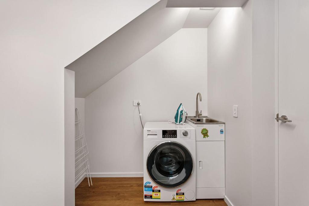 Stylish Brand New Sunny 3Bdrm 3Bth Garage Sleeps 6 Apartment Christchurch Bagian luar foto