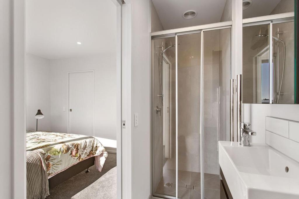 Stylish Brand New Sunny 3Bdrm 3Bth Garage Sleeps 6 Apartment Christchurch Bagian luar foto